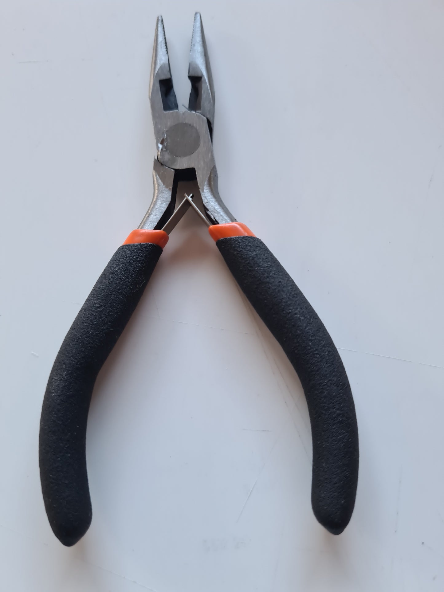 BLACK/ORANGE NEEDLE NOSE PLIER