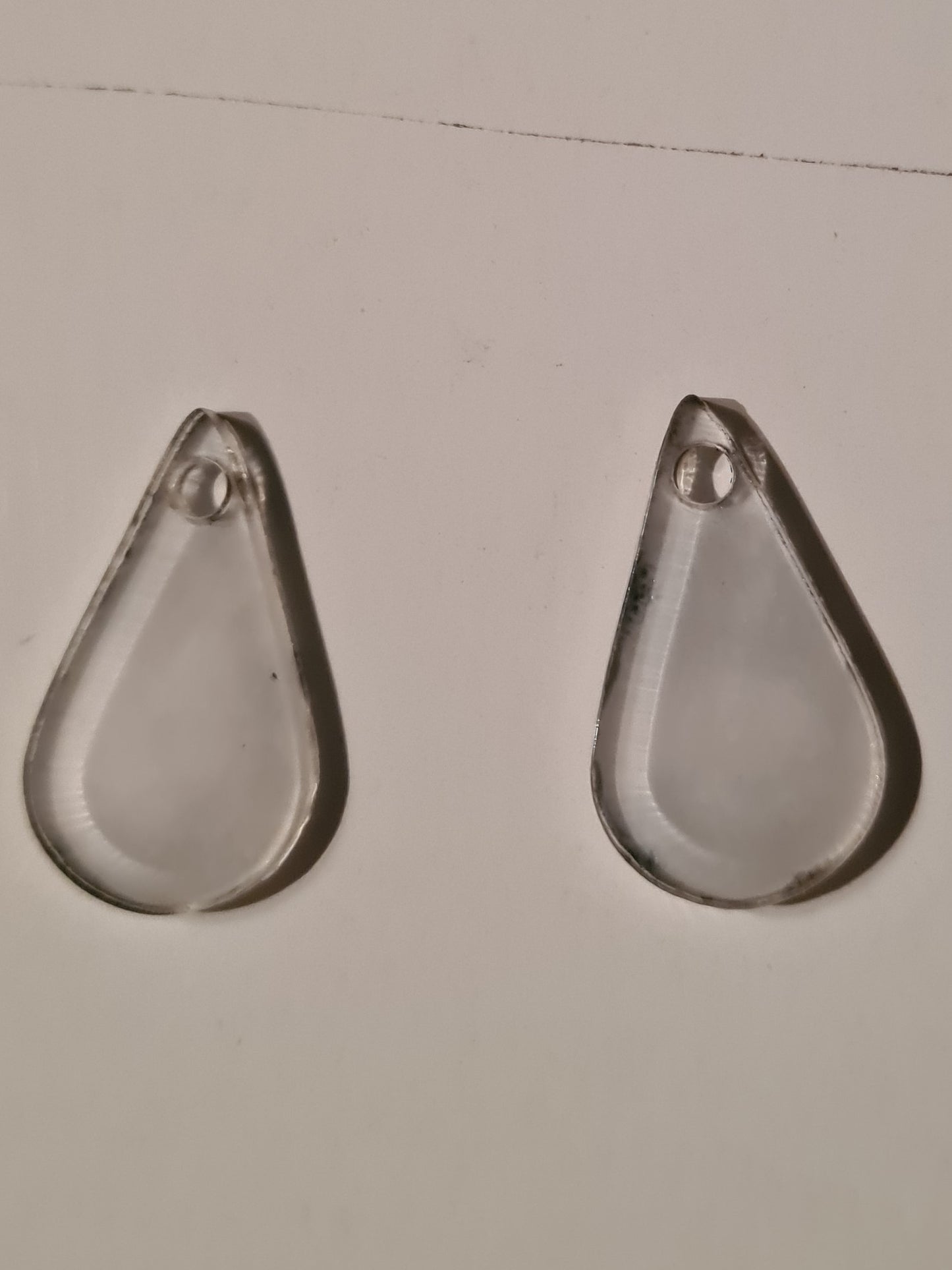 TEAR DROP CLEAR ACRLYIC EARRINGS